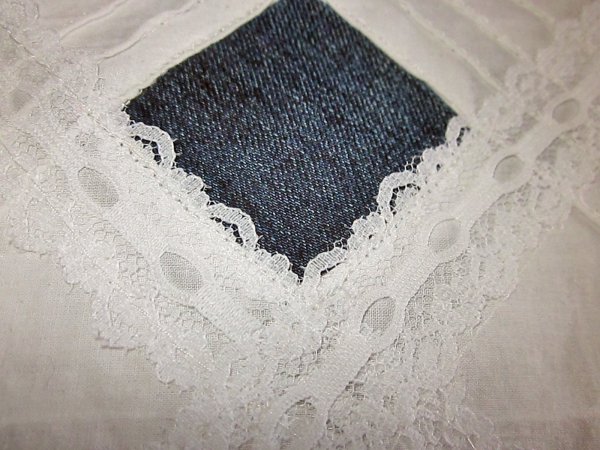 Az egyik kis farmernégyzet bevarrva a párnahuzatba