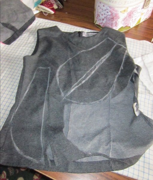 A táska oldalsó részeit ez a póló adta