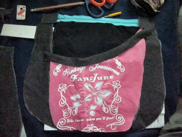 3 pólóból készített kis táska kiszabva