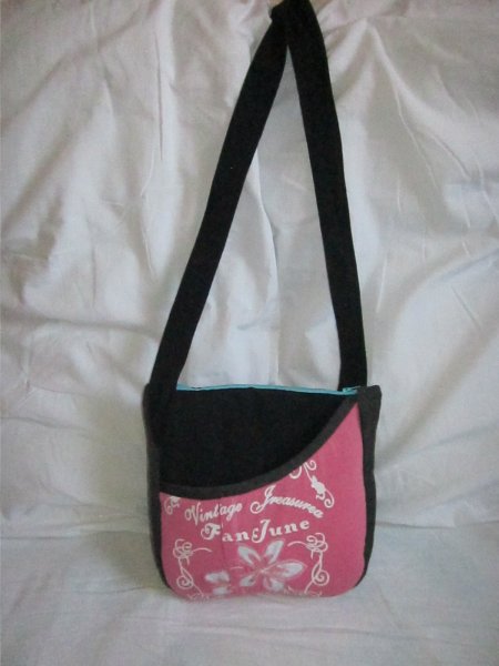 Íme a használt ruhából készített vidám táska