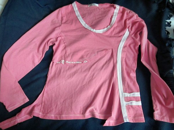 A táska elején a zsebet adta ez a szuper rugalmas póló