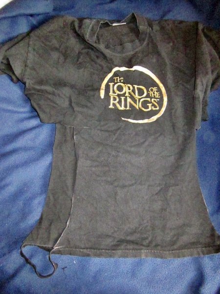 Az eleje, a háta és a pánt készült ebből a pólóból