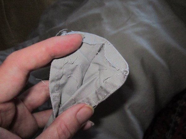 A pánt vége kibontva a későbbi összevarráshoz