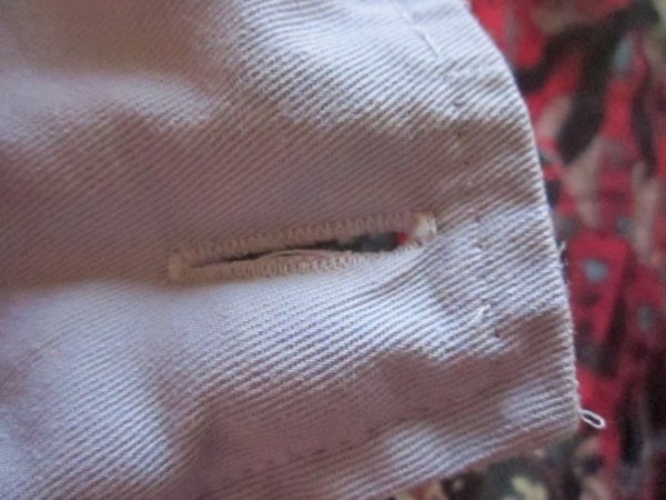 A gombjuknál is bontani kellett, hogy oda is tudjak pántot bevarrni