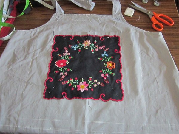 A hímzés rápróbálása és rátűzése gombostűvel