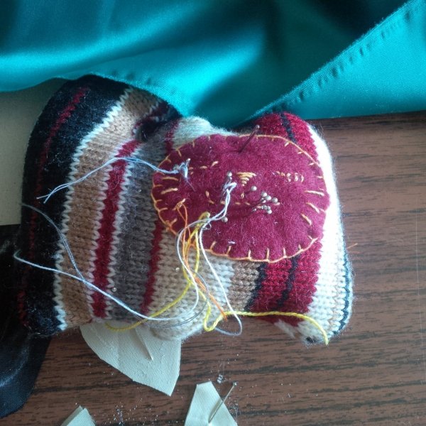 Itt látszik ahogy megette a tűket