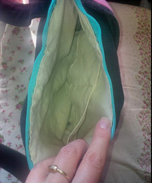 Belül kis zsebekkel