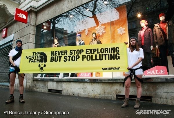 Greenpeace aktivisták egy The North Face üzlet előtt