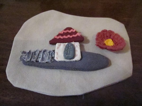 rejtett öltéssel megvarrt díszítés