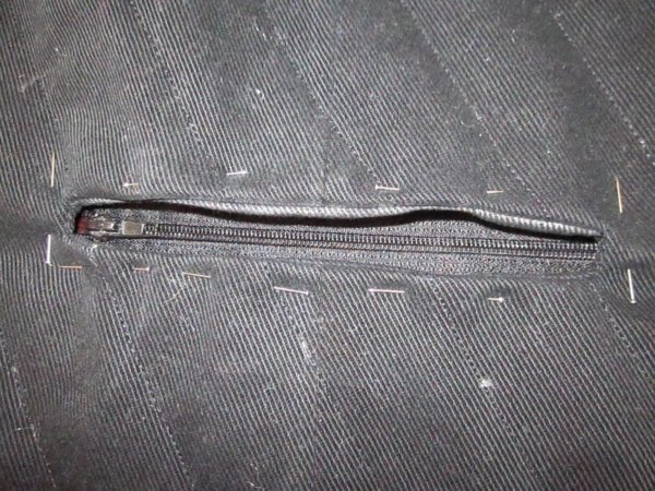 Zseb cipzárának körbetűzése gombostűkkel