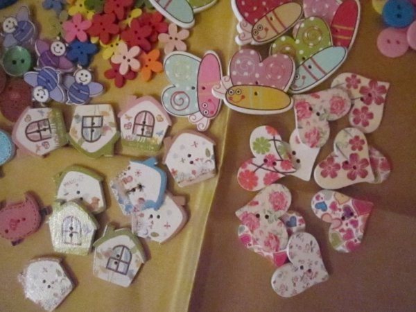 lepke szívecske házikó méhecske virág gombok