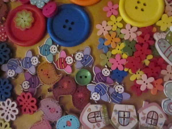 méhecske, házikó, virág, madárka alakú gombok