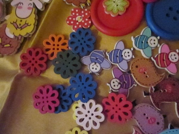 áttört virág alakú gombok