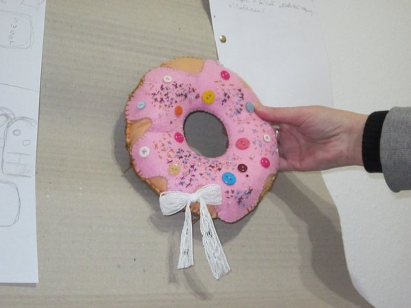 Fánkit feltűztük a Projekt Falra, de folyton le akart mászni.