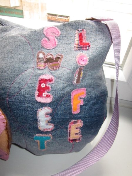 ablakpárkányon a táska