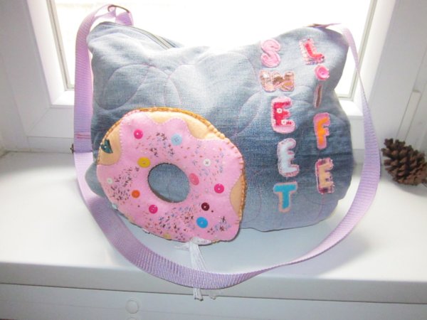 fánkos táska az ablakban