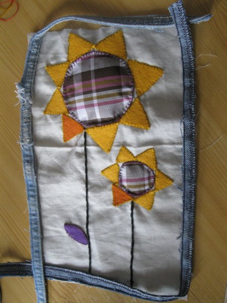 A hulladék anyagdarabkákból ezeket a csíkokat tette keretnek. 