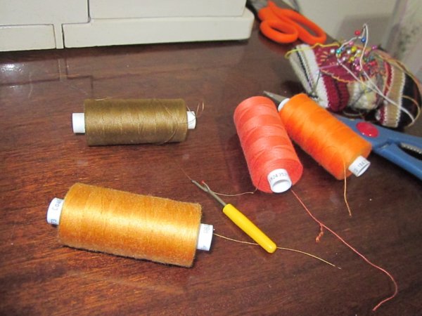 narancsszín árnyalataiban pompázó cérnák