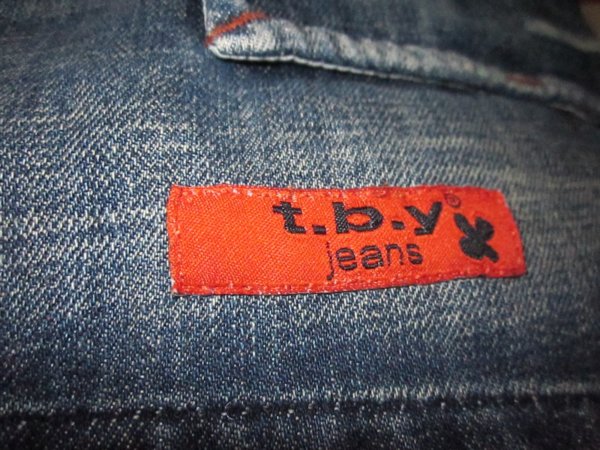 A címke a szoknya elejére került