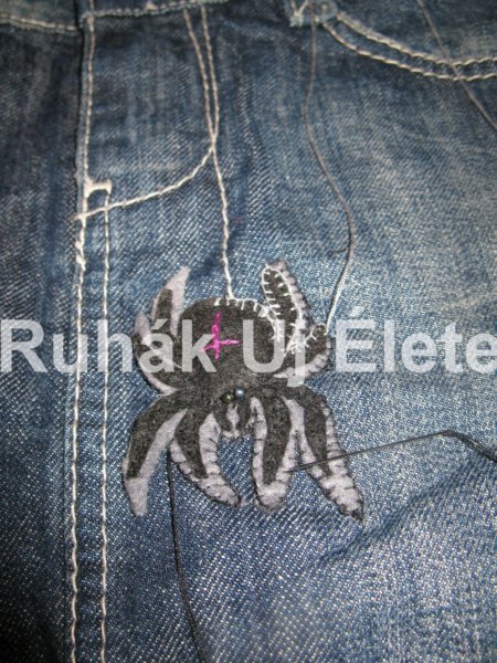 Filc pók készül táskára